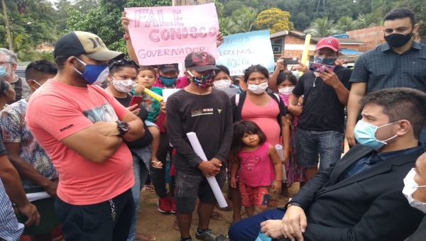 Em Assis Brasil, Gladson e Jerry Correia conversam com manifestantes em avenida após solenidade